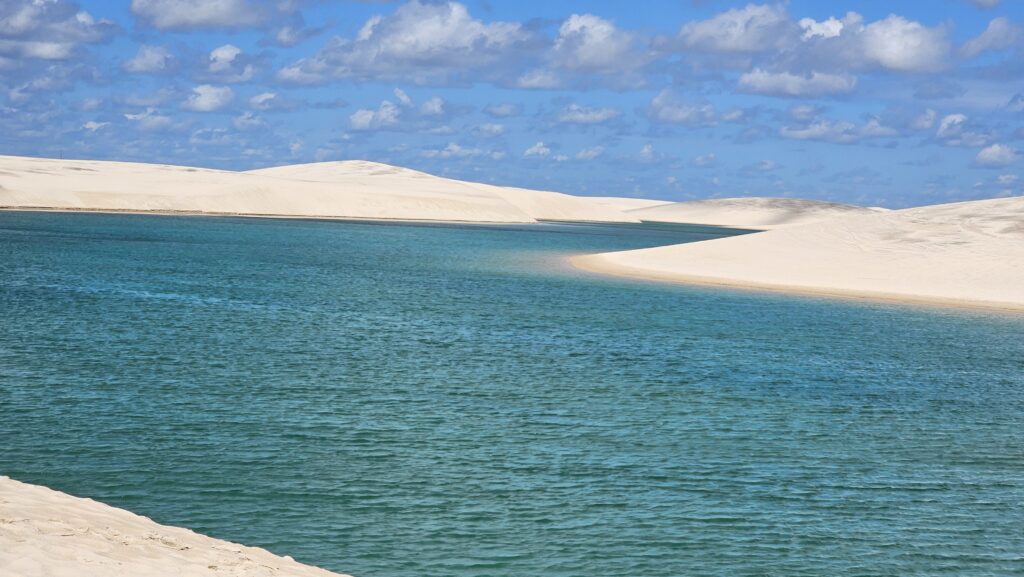 lagoa da esmeralda em lencois maranhenses